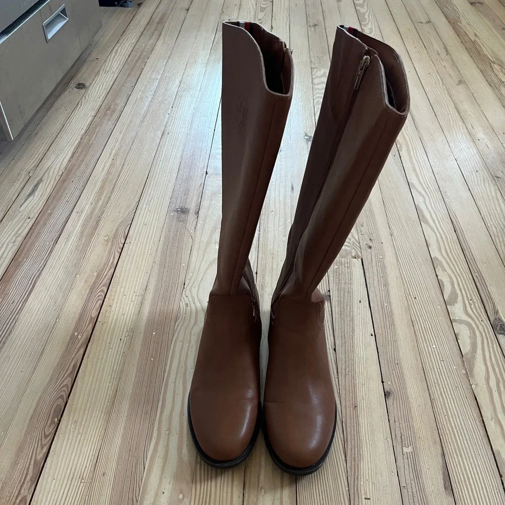 Tommy Hilfiger Women Tan Brown Faux Leather Tall Riding Equestrian Boots Logo 10